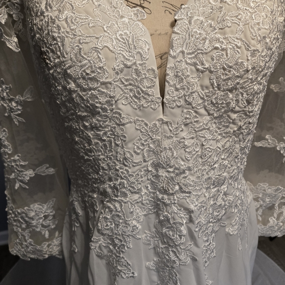 Elegant White Lace Wedding Dress - Picture 2 of 9